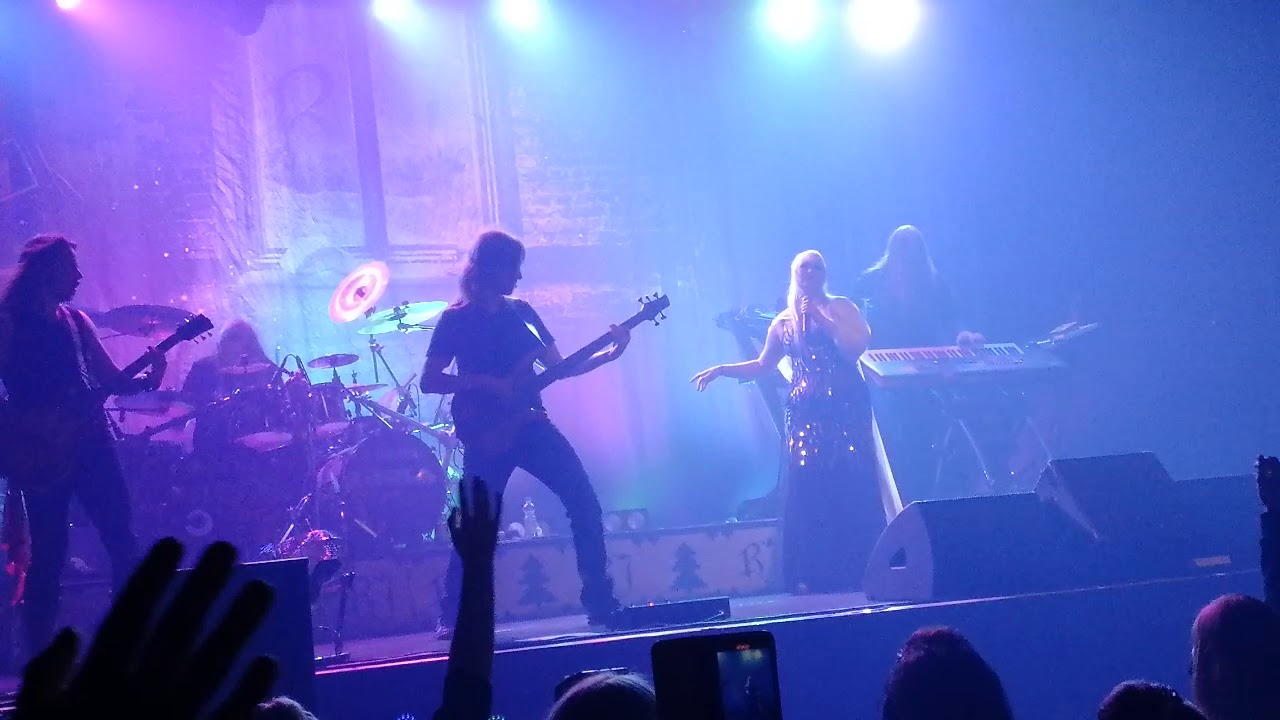 Raskasta Joulua feat. Noora Louhimo - Avaruus (Walking in the Air) - Live