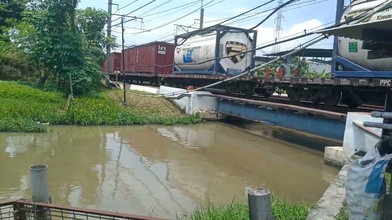 Kereta api kontener 