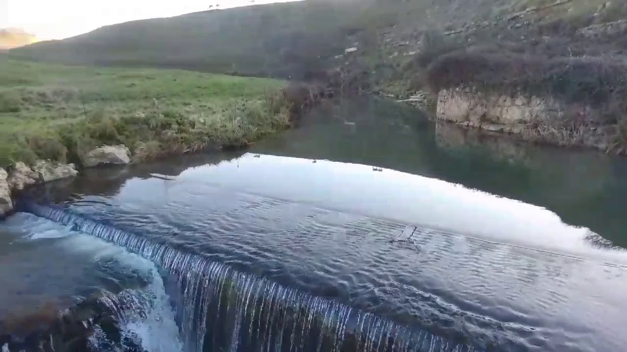 Sobrevolando el acantilado de Bolao, Alfoz de Lloredo, Cantabria