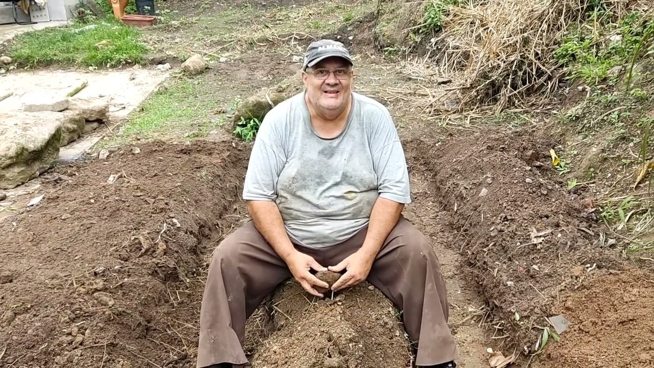 Recuperando a terra degradada, fazendo leiras.#evivaomato
