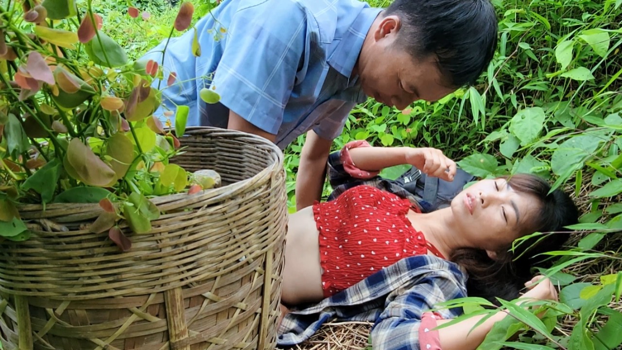 FULL VIDEO: The lucky young man receives the special affection of a beautiful village girl.