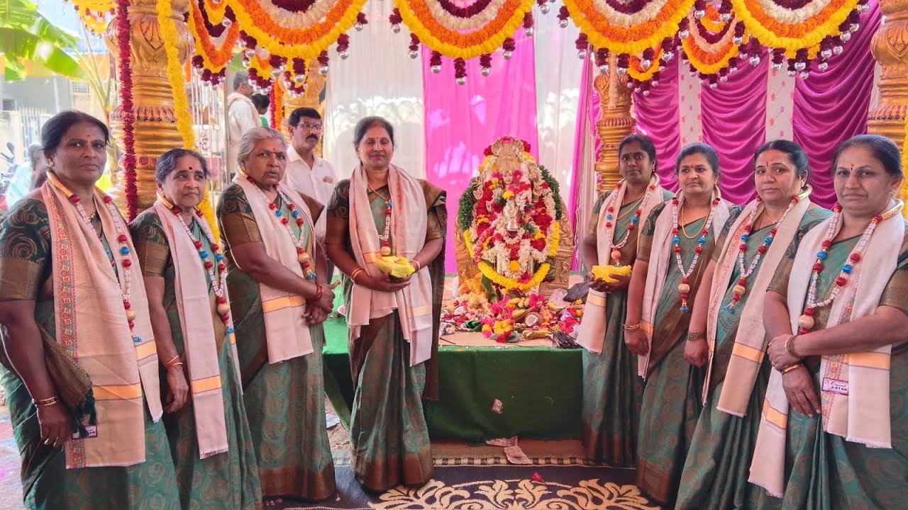 #ಆಡುತಬಾರಮ್ಮನಲಿನಲಿದಾಡುತಬಾರಮ್ಮ #ದಾಸರಪದಗಳು #aadutabaramma #group #devine #devisong #dasarapada 