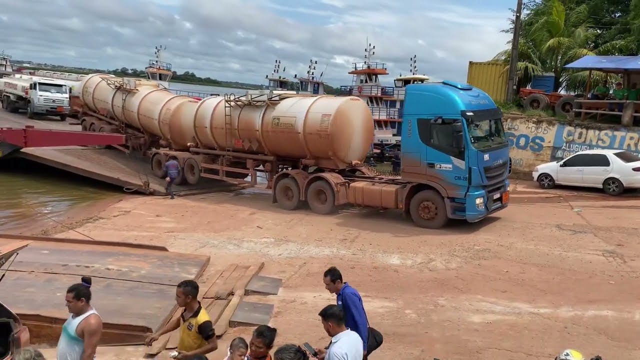 Só carregas grande , imagina o tamanho dessa balsa.