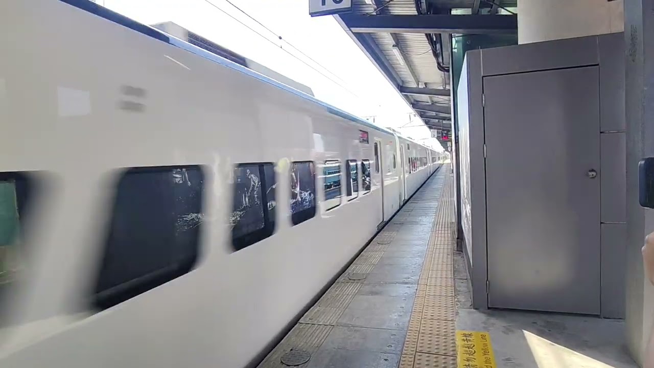 20251129@194次黑白自強號富岡站狂飆通過