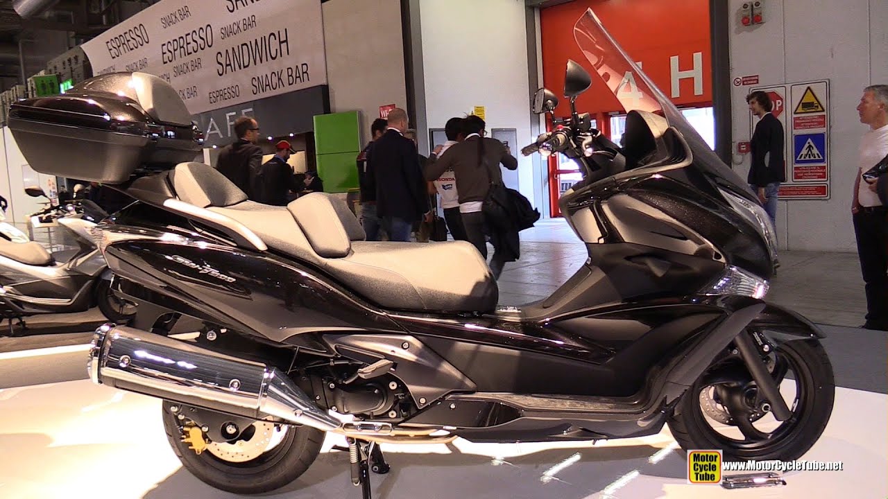 2015 Honda SW T600 Maxi Scooter - Walkaround - 2014 EICMA Milan Motorcycle Exhibition