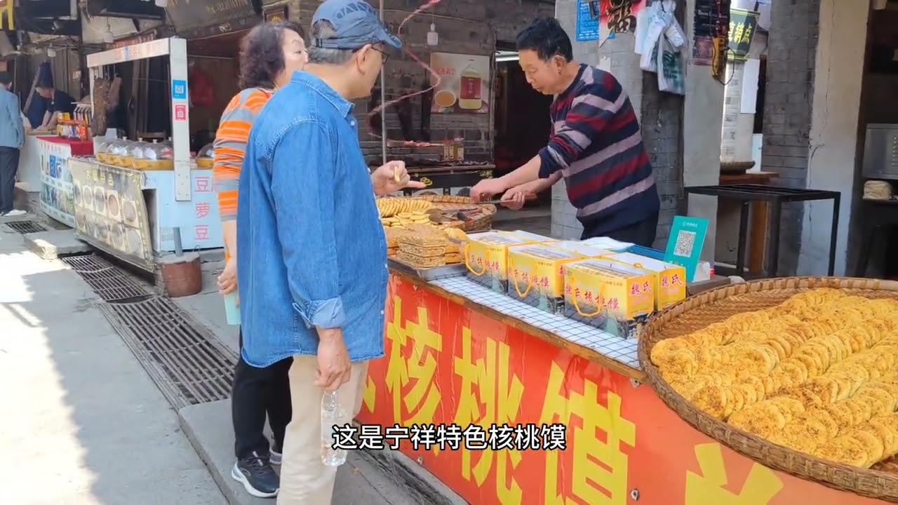 陕西青木川古镇，地处秦巴山区三省交界之处，街道商铺云集很热闹