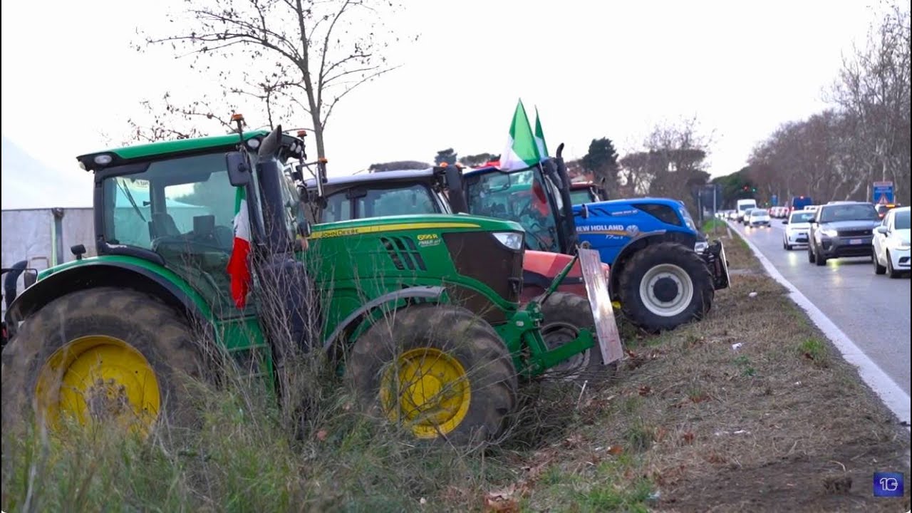 Trattori in presidio sulla via Aurelia. Gli agricoltori tornano a protestare contro la speculazione