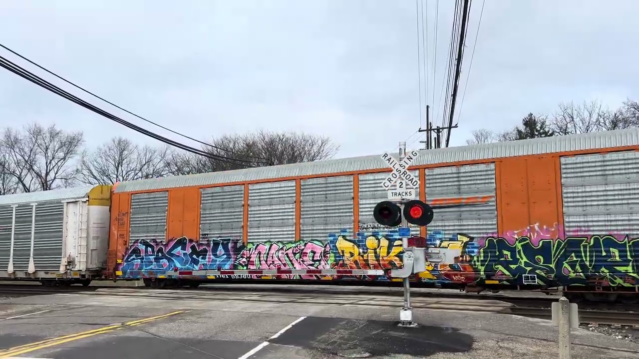Csx 996 leads autorack Munroe falls ohio 