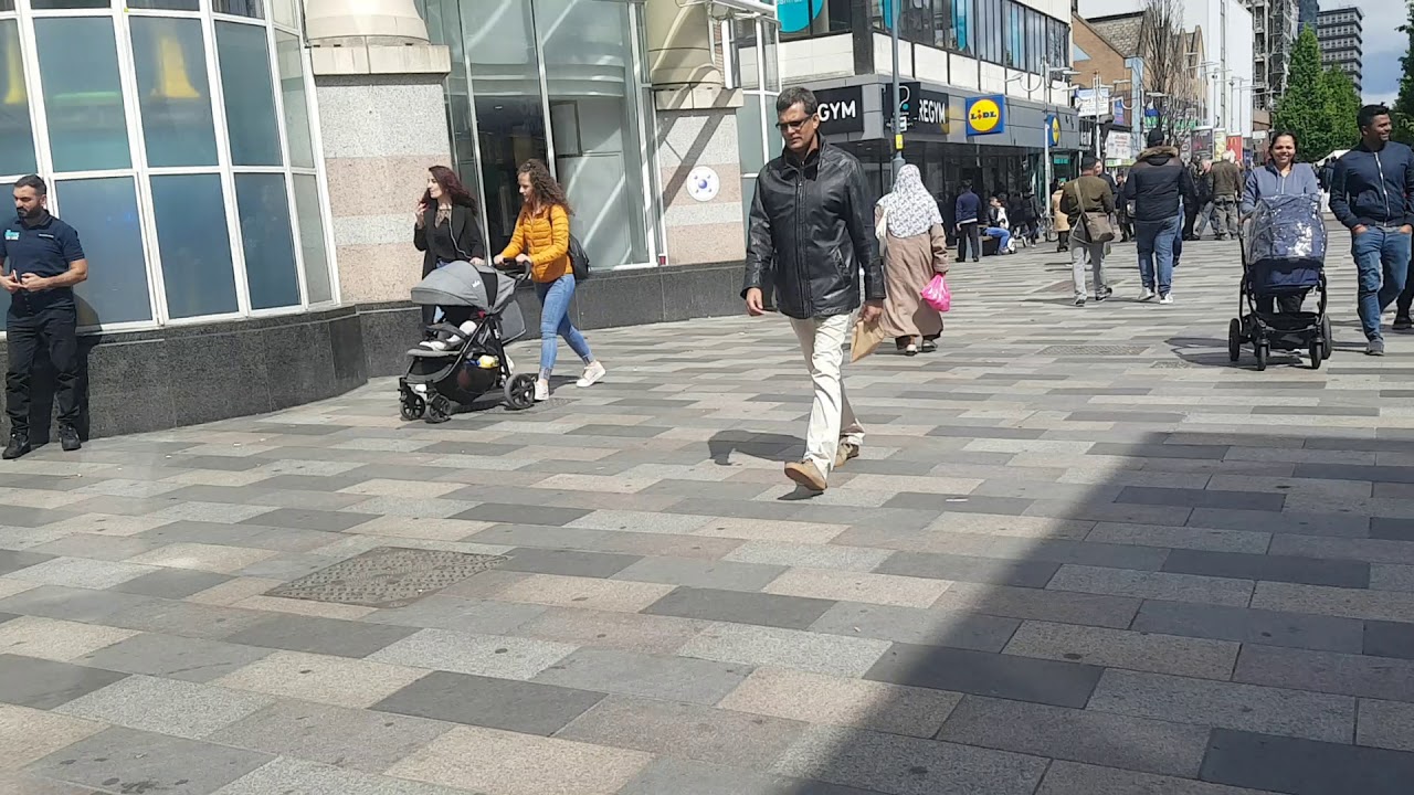 High Road in Ilford (2019) Walking