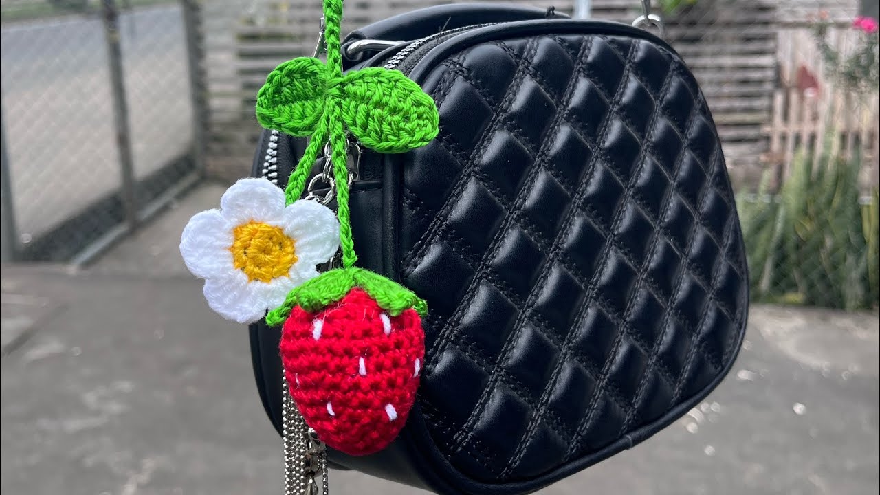💸Vamos a Tejer y Emprender💸✨🍓Llavero de Fresita a Crochet 😍 Amigurumi Elegante👜🎒