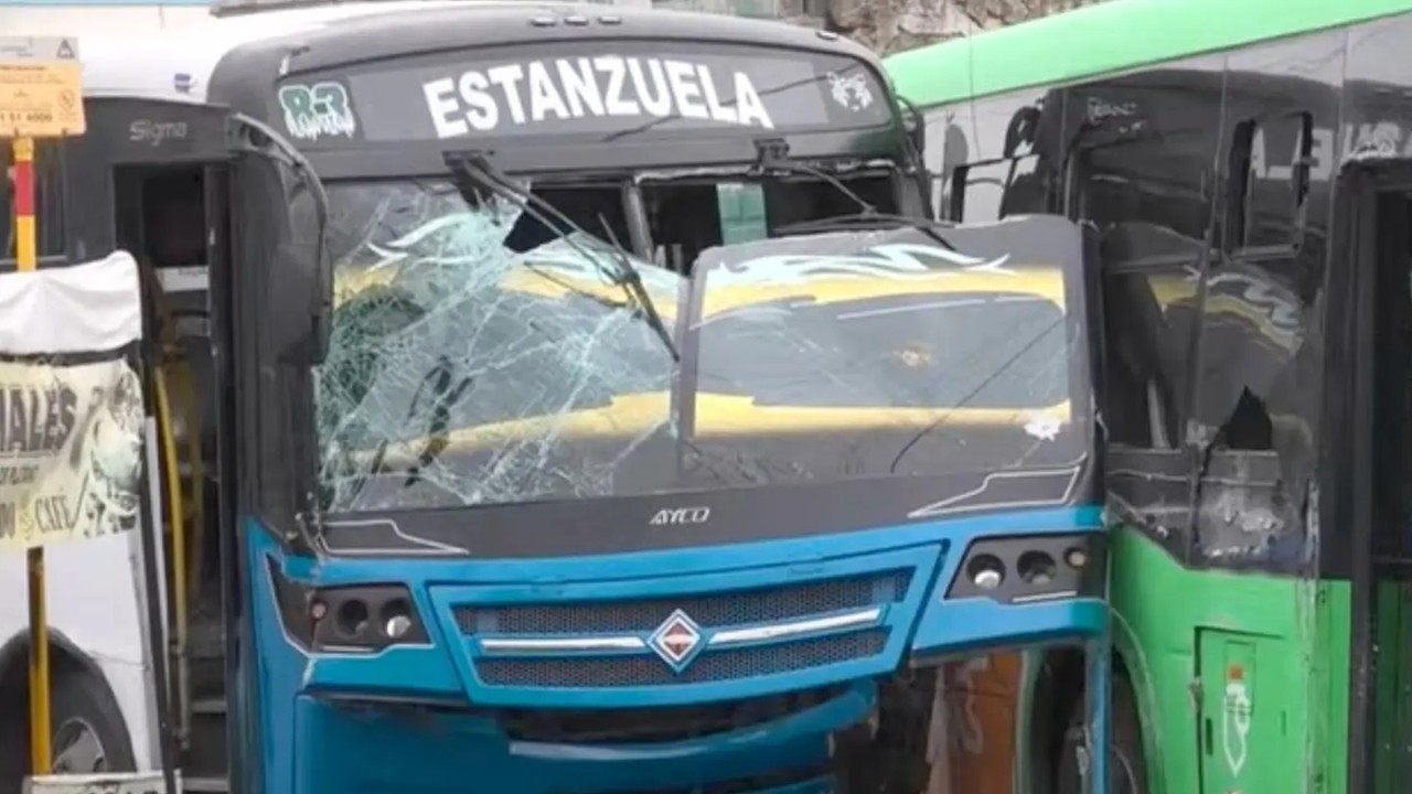 Chocan Camiones de la Ruta 5 y 30 en la Colonia Independencia en Monterrey