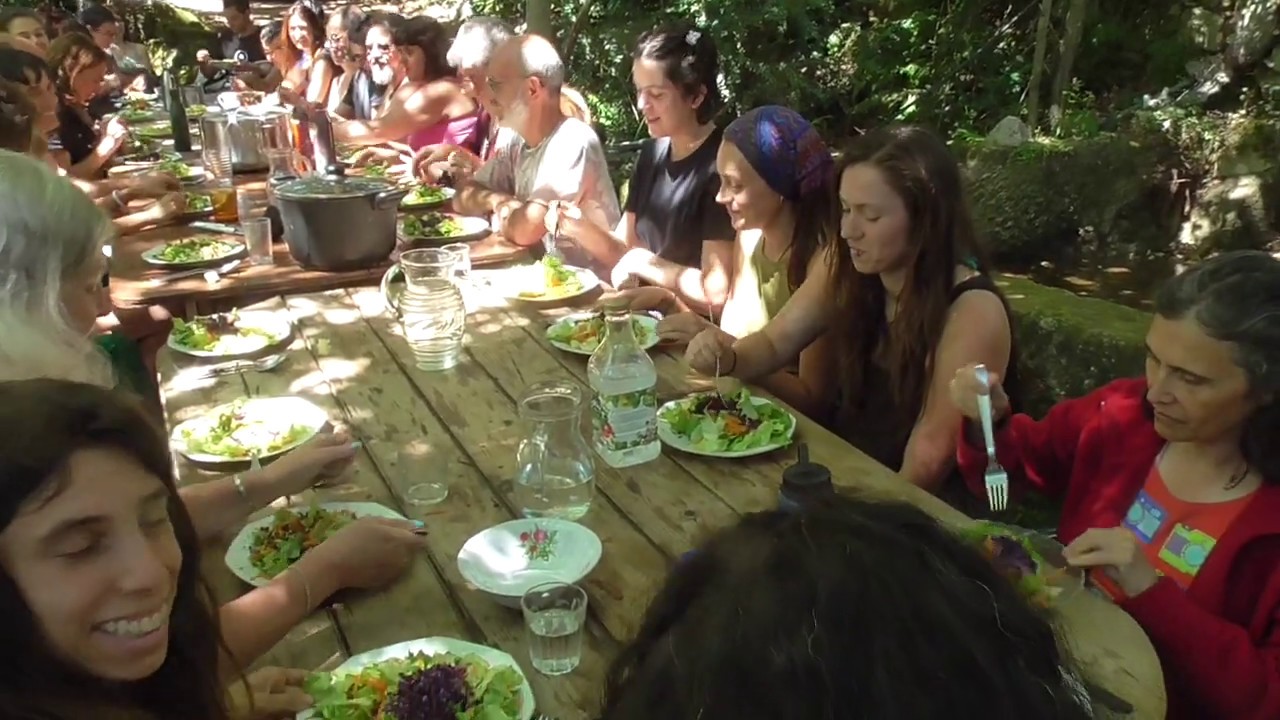 ECOALDEAS Ecoaldea Vegetariana Espiral :  CIRCULO DE ENERG&Iacute;A  antes de empezar a comer