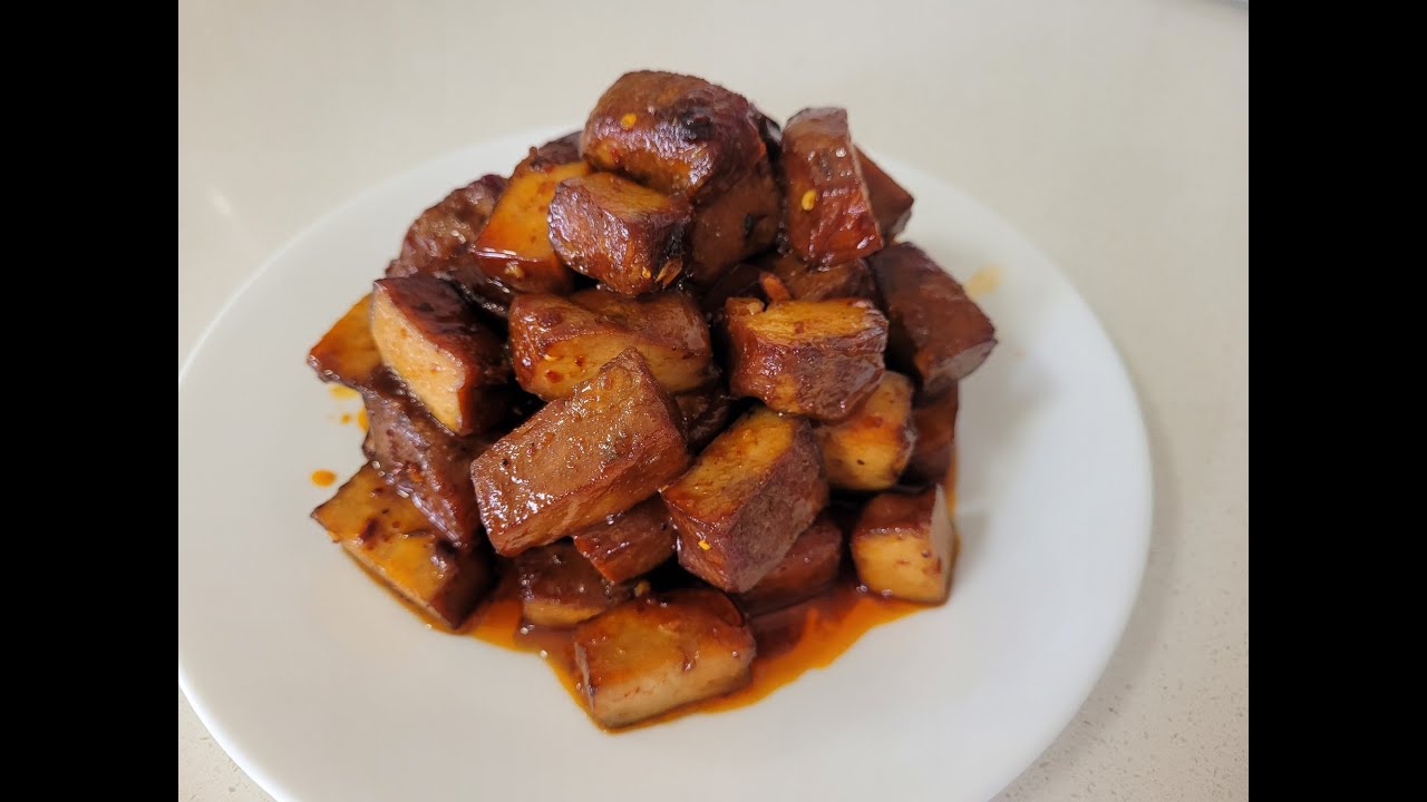 好吃到停不下來的五香豆乾, 可以熱熱吃, 冷了後也不影響風味喔. Stir fry five-spice dried tofu is great party food.