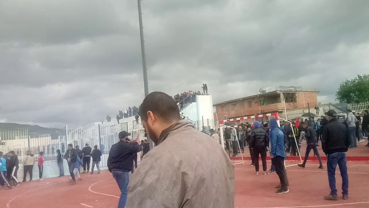مناصري جيل عين الدفلى داخل الملعب بعد الإعتداء عليهم من طرف أنصار إتحاد بومدفع.ربي وكيلهم