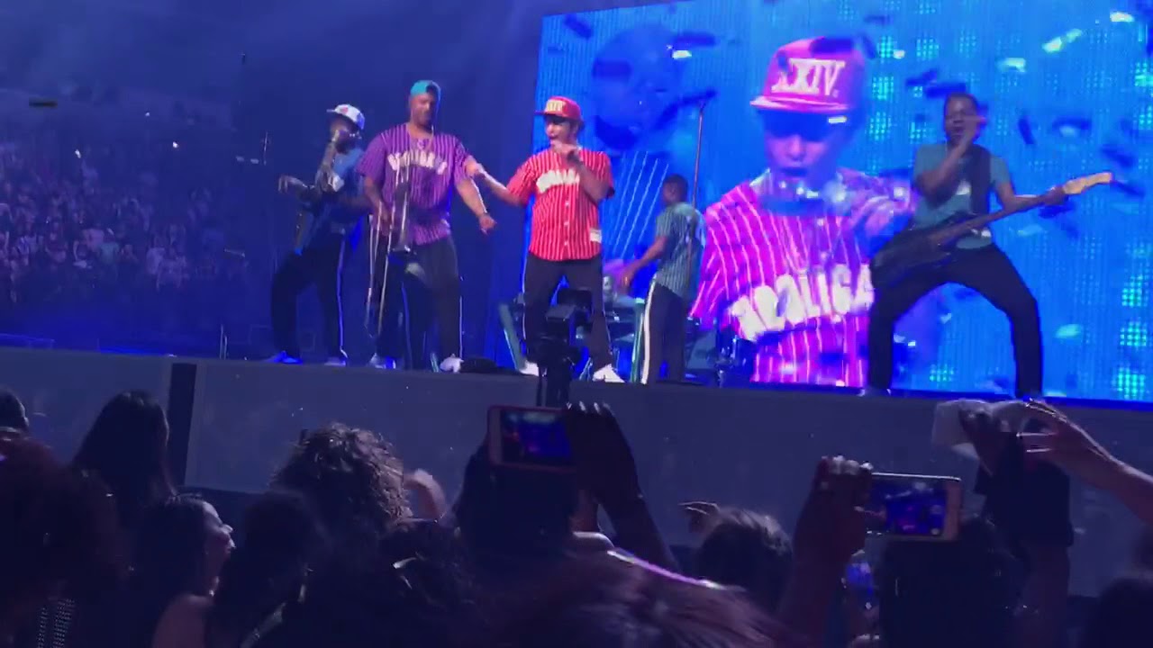 BRUNO MARS LOCKED OUT OF HEAVEN & UPTOWN FUNK LIVE 2017
