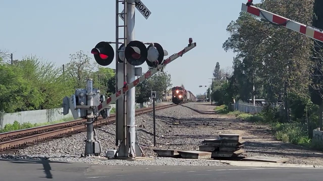 BNSF H-BARSTO passing Maroa Ave.