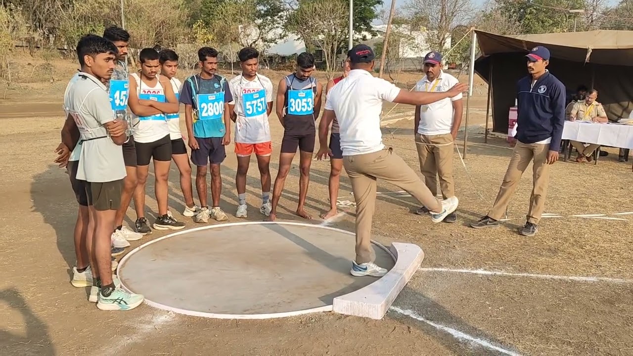 पोलीस शिपाई भरती अमरावती ग्रामीण येथे गोळा फेक मैदाना बद्दल माहिती देताना शिंदे सर