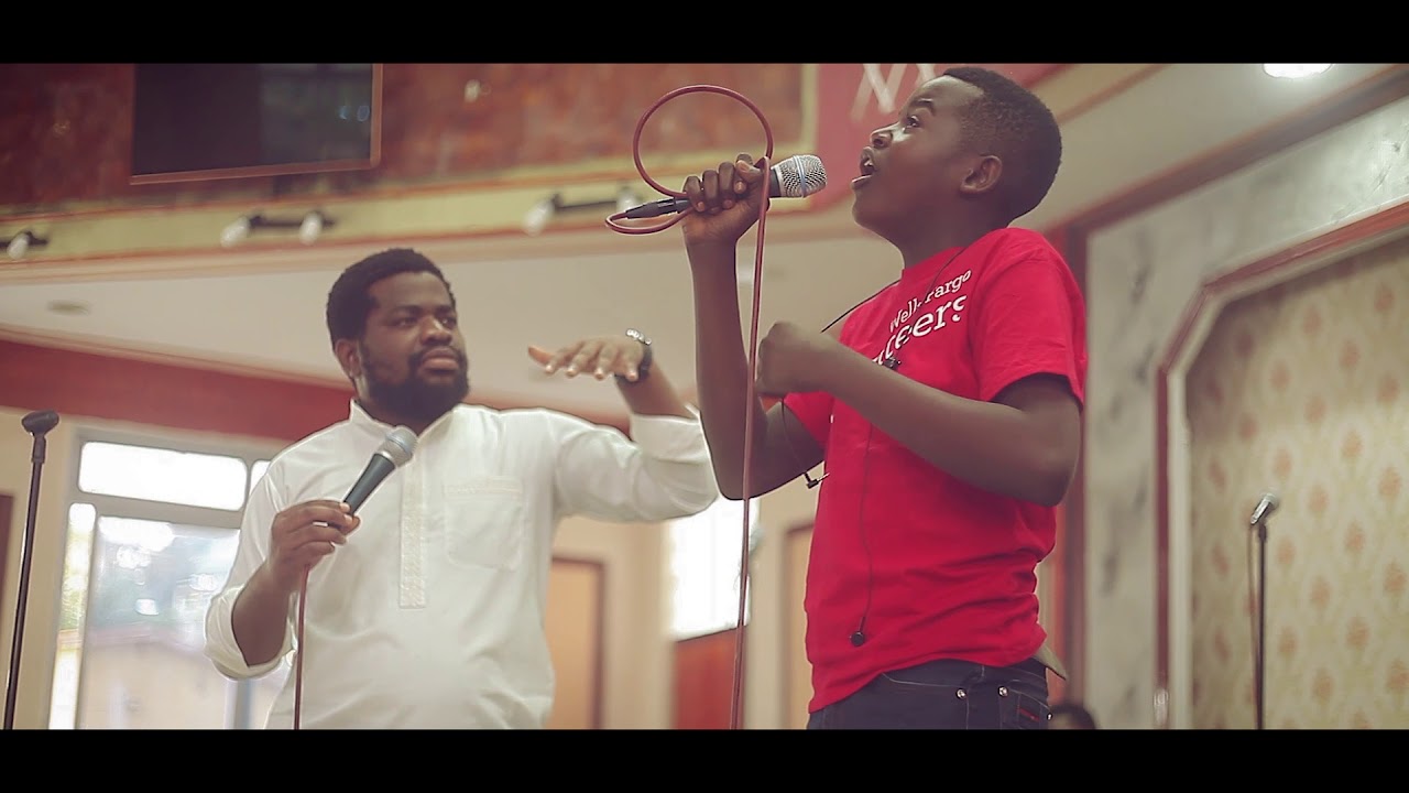 Fr Emmanuel Musongo avec sons &eacute;l&egrave;ve richca dans cover live medley mon c&oelig;ur t'adore culte