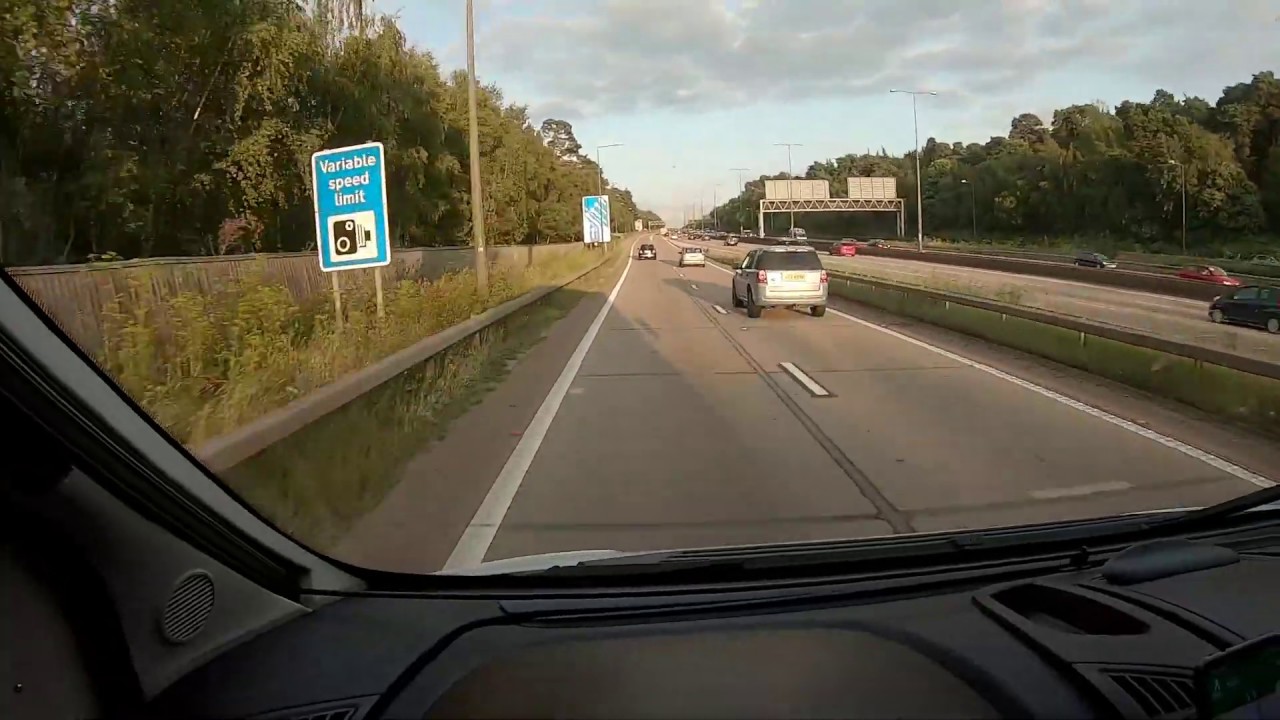 Jízda vlevo a kruháče v Anglii.