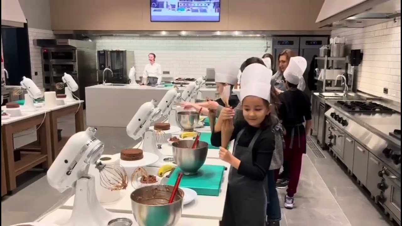 Nefes bir #workshop a katıldı ve #juniorchef olup #çikolatalıpasta yaptı ve harika bir deneyim oldu