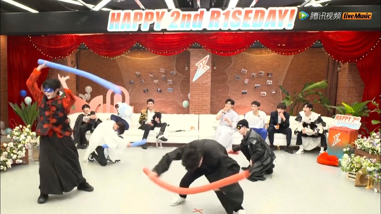 [Thai Sub]  Happy 2nd R1SE Day : แบ่งทีมเลขคู่-เลขคี่ เล่นเกมปิดตาตีให้โดนคู่ต่อสู้