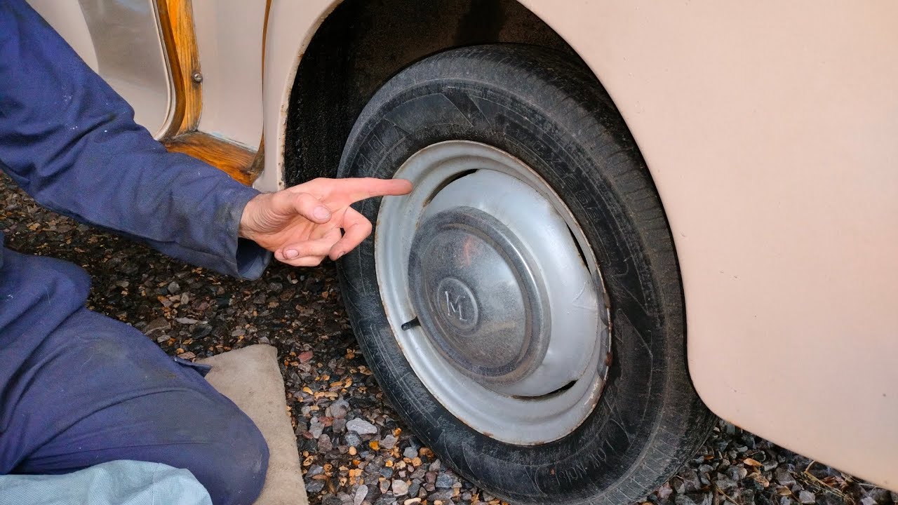Morris Minor: Roadside wheel change, using a Morris Minor jack