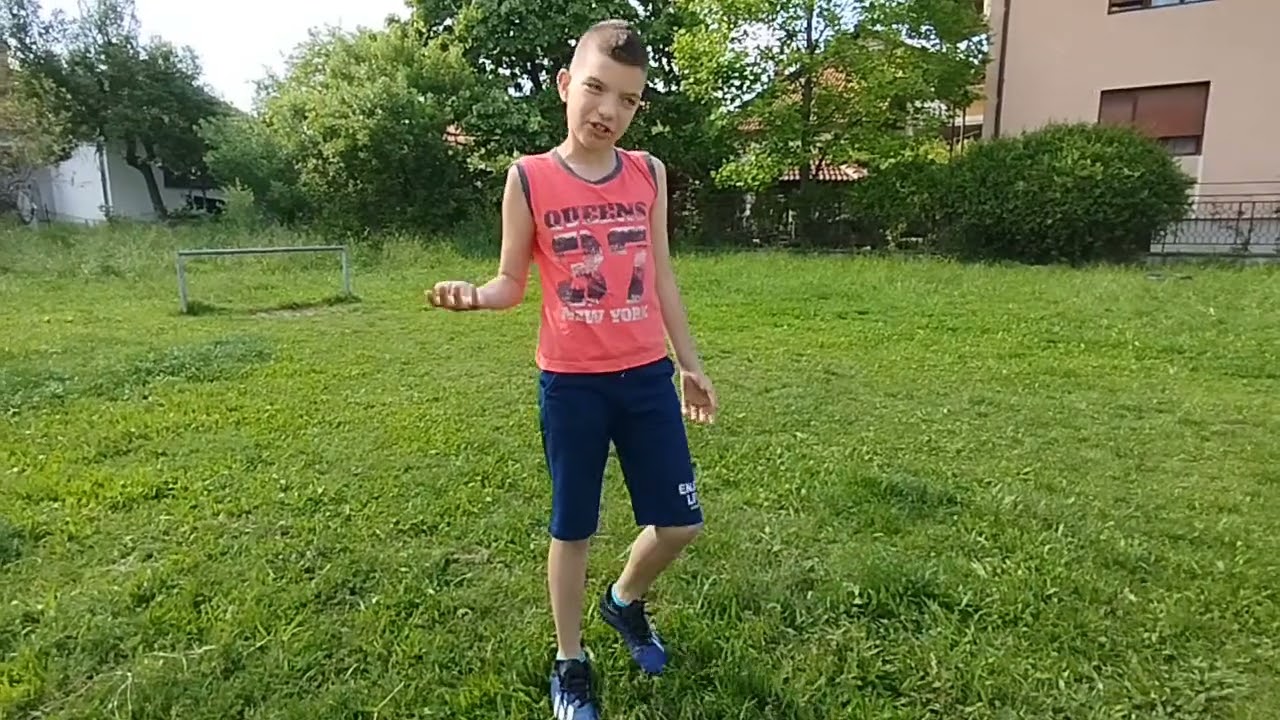 Danas šutiramo penale sa novim kamermanom😁