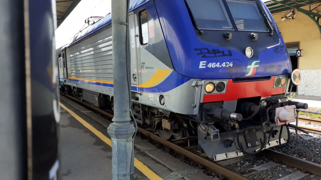 2 treni alla stazione di Sarzana + annunci nell'agosto 2020