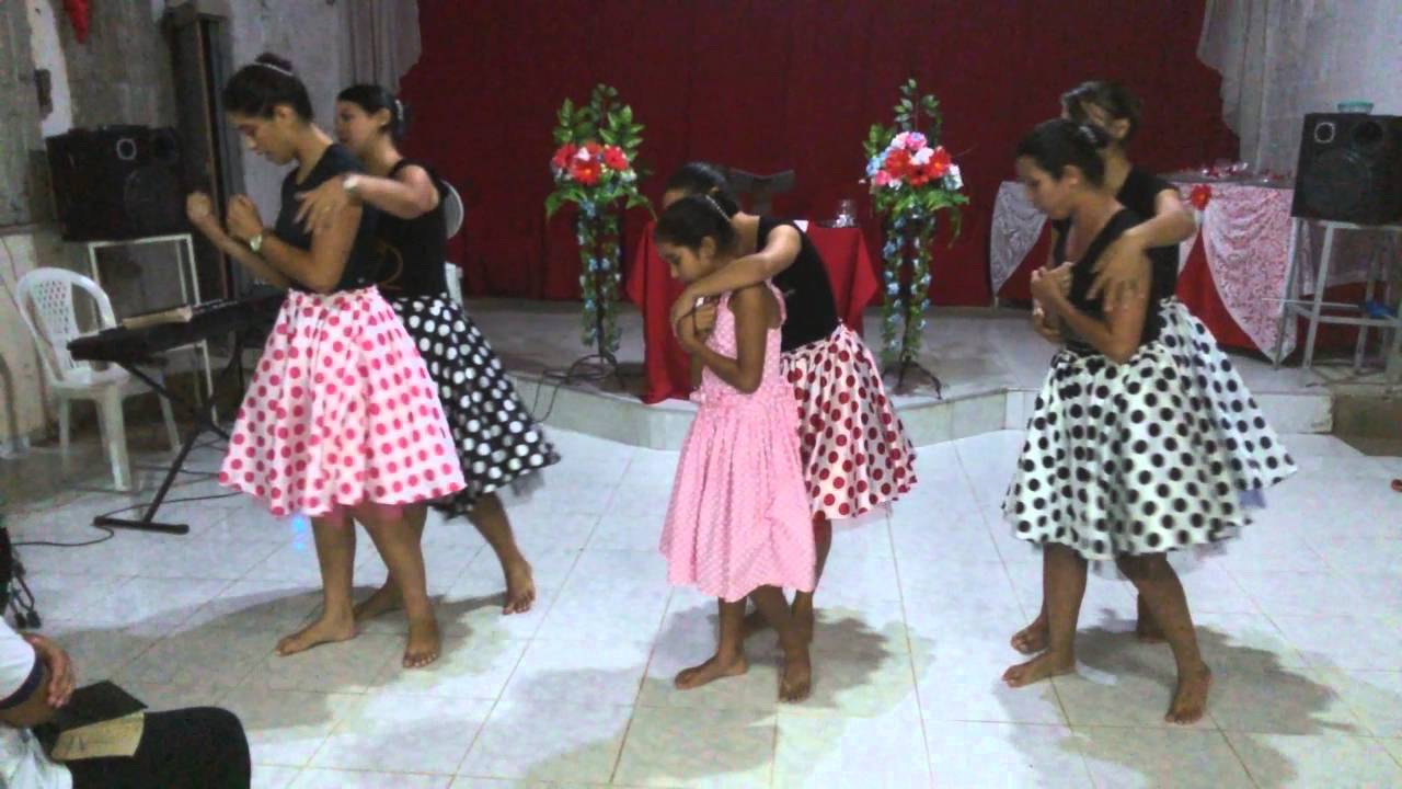Coreografia em homenagem ao dia das Mães (Assembléia de Deus)...