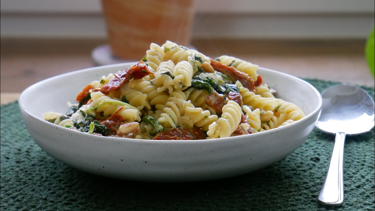 One Pot Pasta 🍝🍝🍝 mit Feta, Blattspinat & getrockneten Tomaten || One Pot Pasta with Feta & Spinach