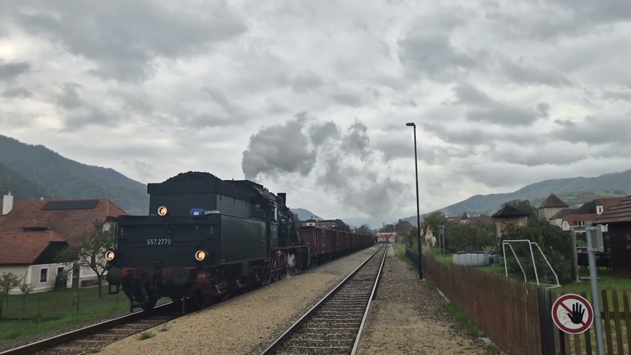 Einfahrt des Verschubgüterzug (VG) 16985 am 13.10.2025 in Weißenkirchen in der Wachau