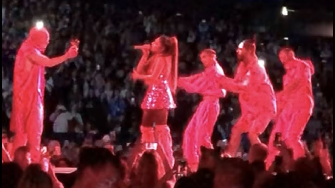 Ariana Grande Hamburg PIT HQ Front Row The Light Is Coming