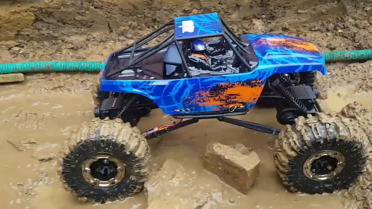 FTX Ravine: Front and rear steer action in the mud.