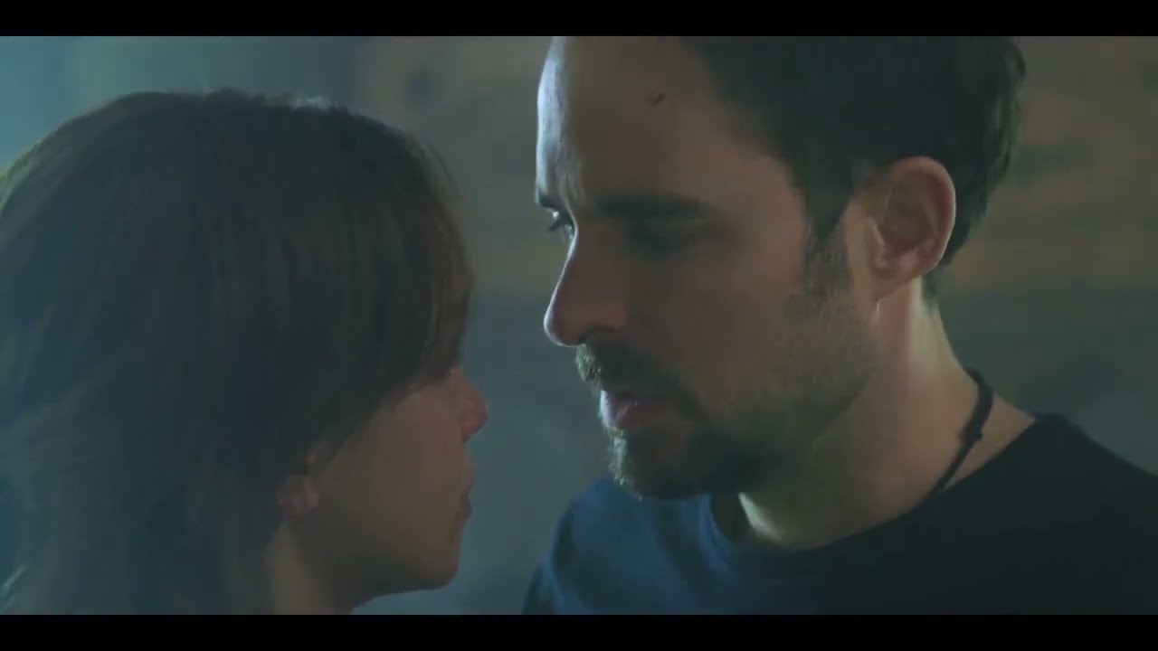 Film Semi Who Killed Sara Season 2 Kiss Scene &mdash; Alex and Elisa  Manolo Cardona and Carolina Miranda