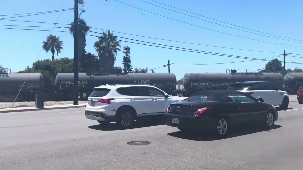 BNSF 3039 leads the local towards the Alcoa Yard and El Segundo Yard after passing Sepulveda Blvd 
