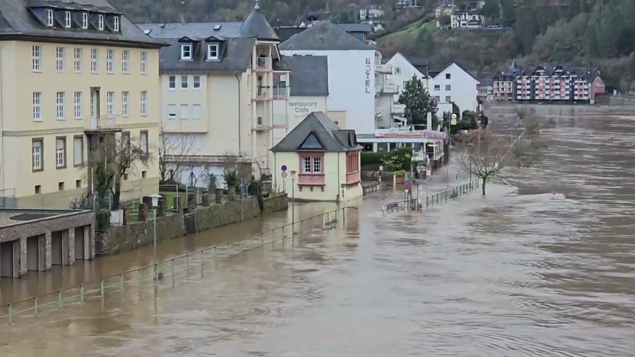Mosel Hochwasser in Cochem 03.01.2024/ Blick von der Moselbrücke