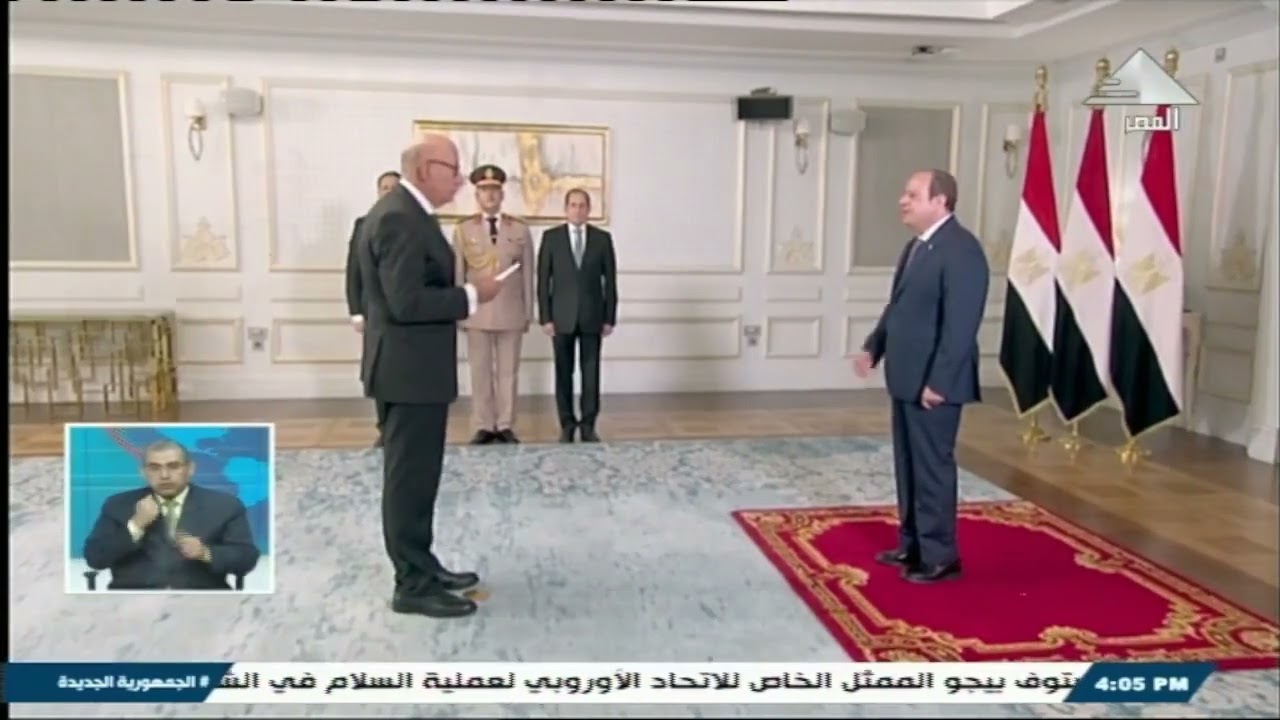 السيسى يمنح وسام الجمهورية من الطبقة الاولى للمستشار حسنى عبد اللطيف رئيس محكمة النقض السابق