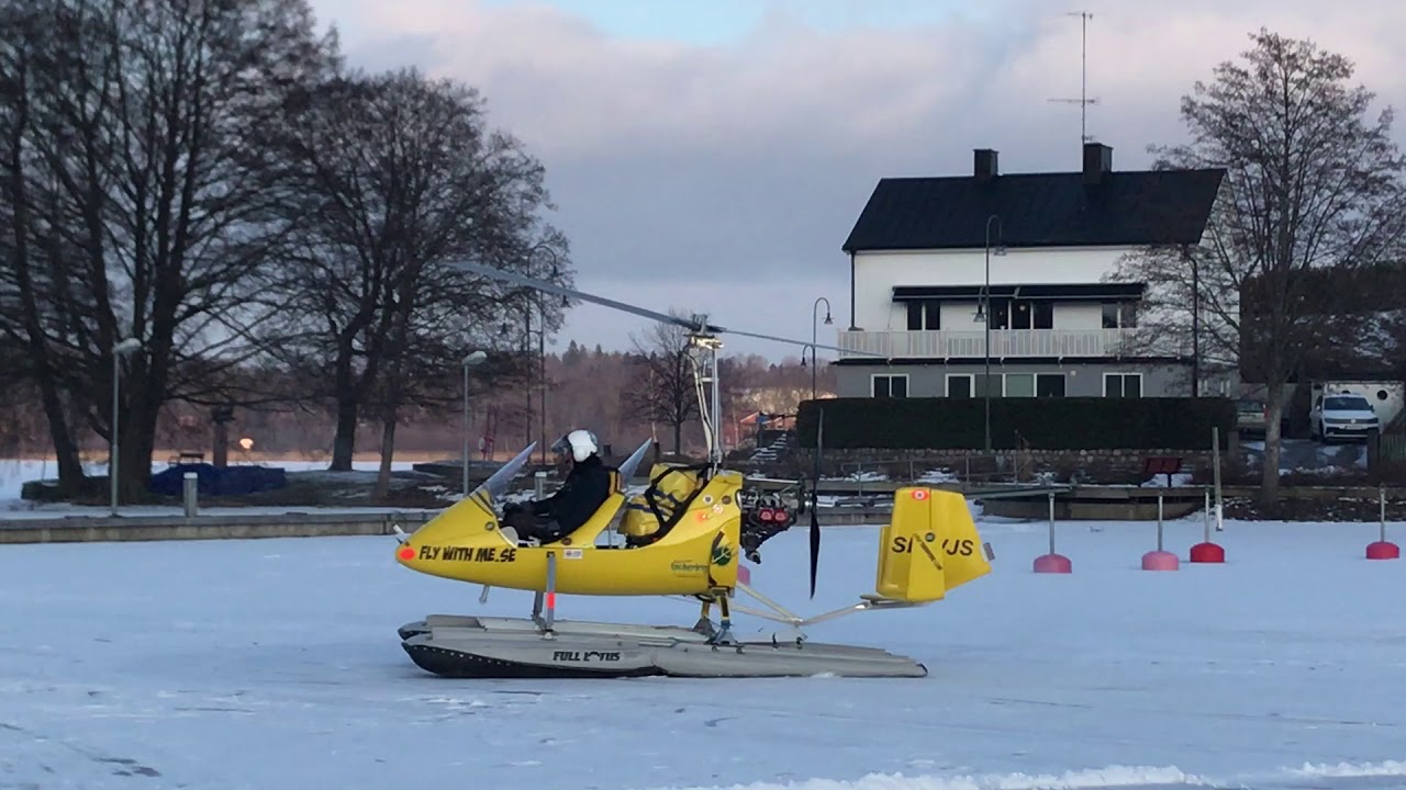 Gyrokopter som lyfter från isen i Strängnäs