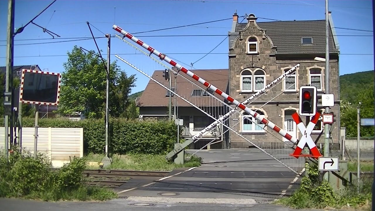Spoorwegovergang Brohl-Lützing (D) // Railroad crossing // Bahnübergang