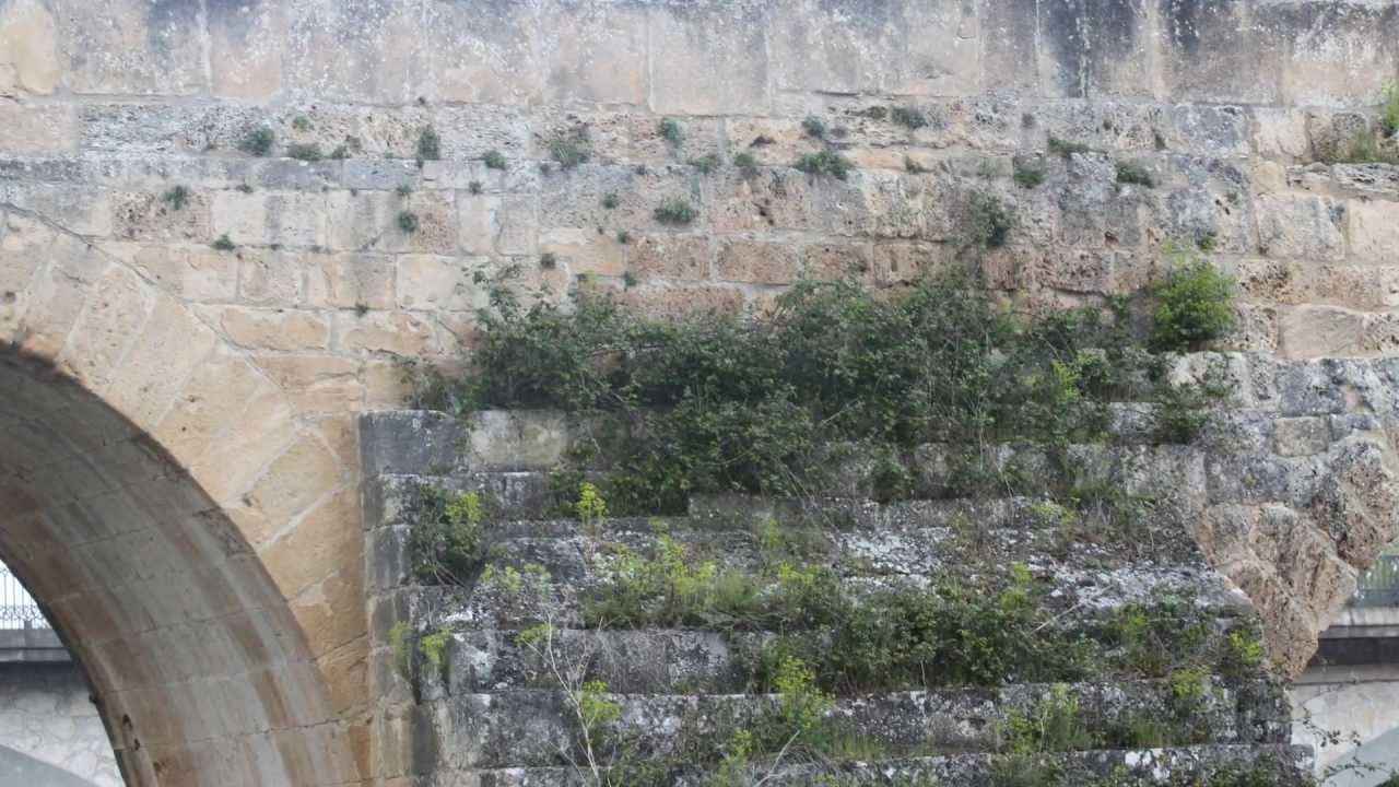 Puente medieval en Fr&iacute;as