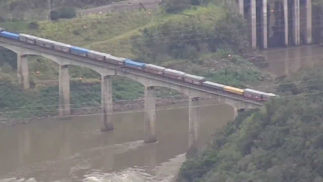 Trem passando pela ponte do Rio das Antas e Estação jaboticaba.