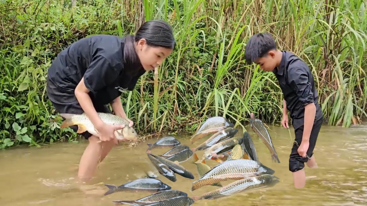 Homeless boy and poor girl go to the stream to catch carp and chives to sell - homeless boy