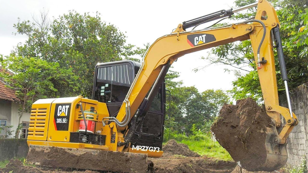Mini Excavator Digging Moving Dirt CAT 305 5E2