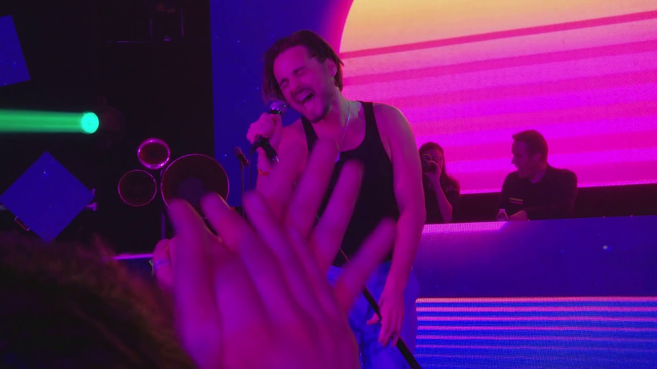 FM-84: Running in the night (Live in L.A. at The Globe Theater)
