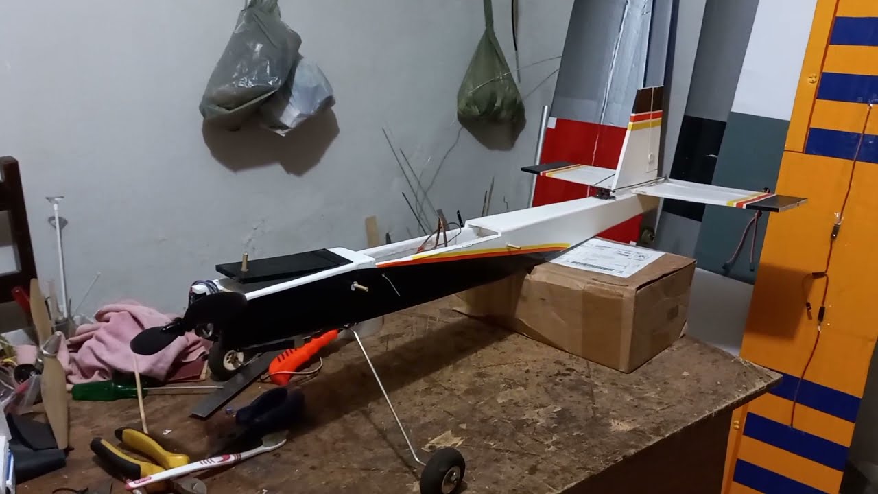 Construi um aeromodelo com partes de outros.