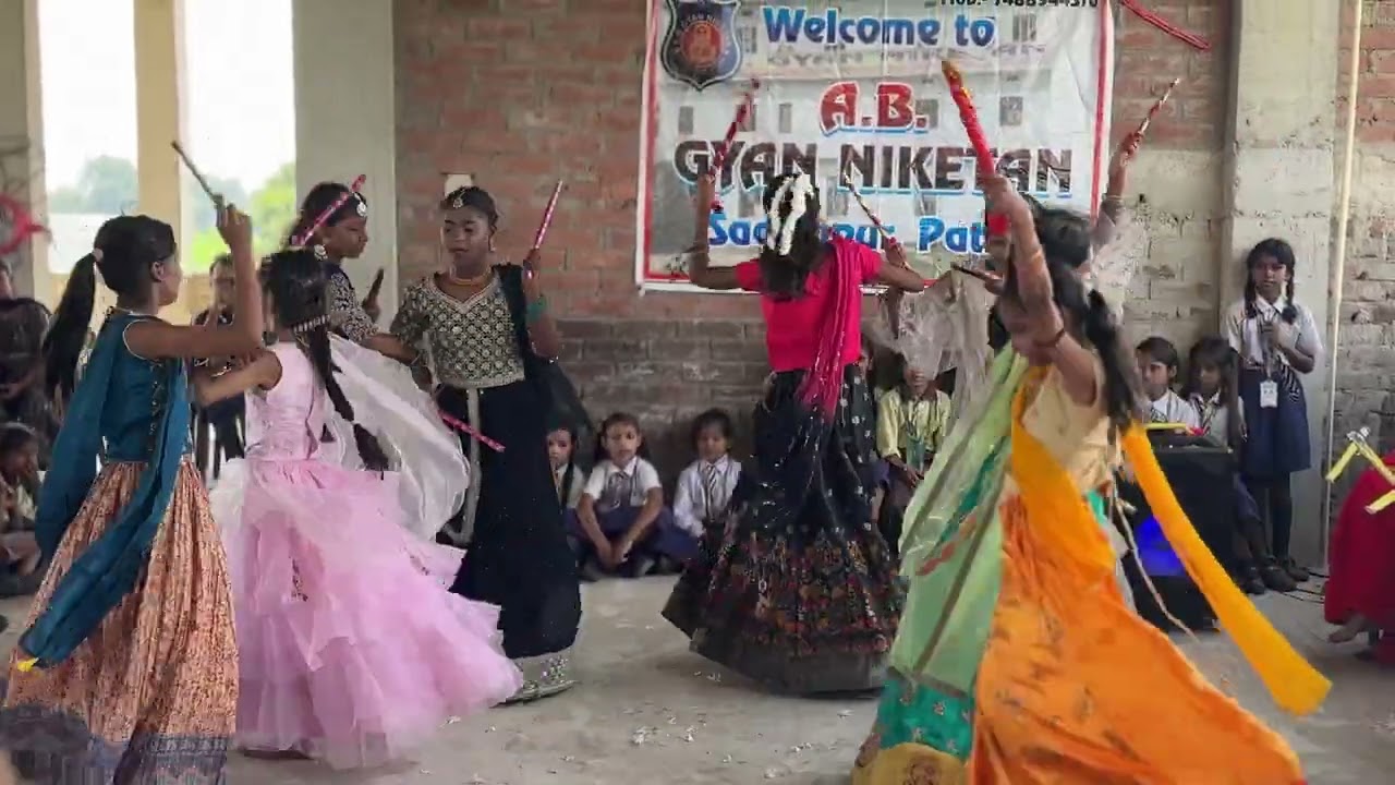 स्टेज पर नन्हा धमाल 🎭👶