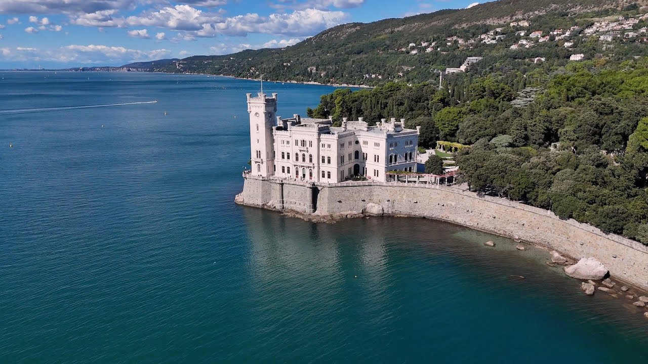 Castello di Miramare nel golfo di Trieste