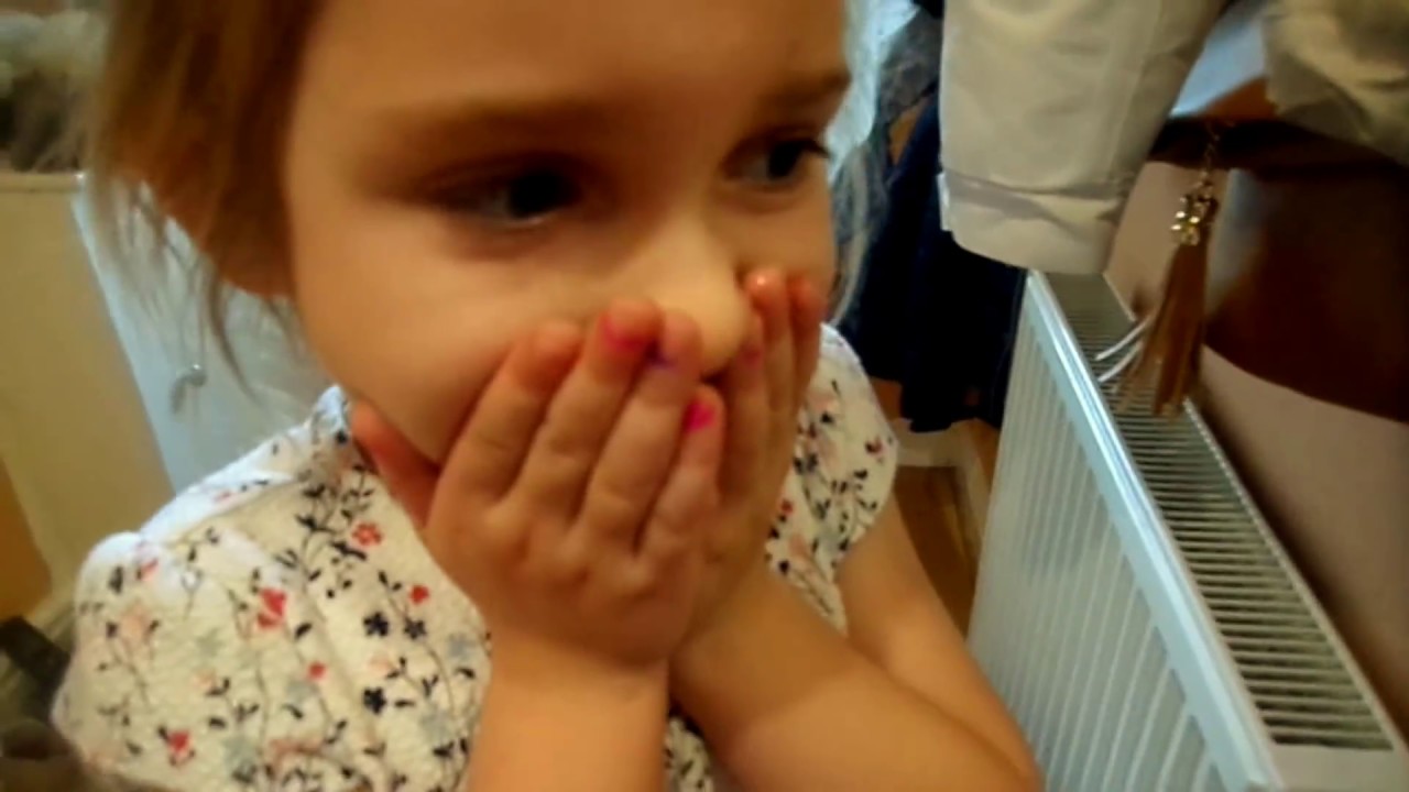 Veronica has her first tooth loose  😱 What will she do now? Watch Veronica reaction!😬