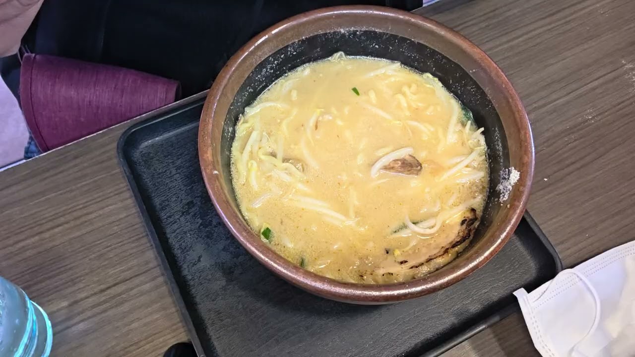 味噌蔵麺四郎半田店で、こな雪ラーメンを、炙りチャーシュー一枚サービスして貰い、堪能している所を、撮影してみました。