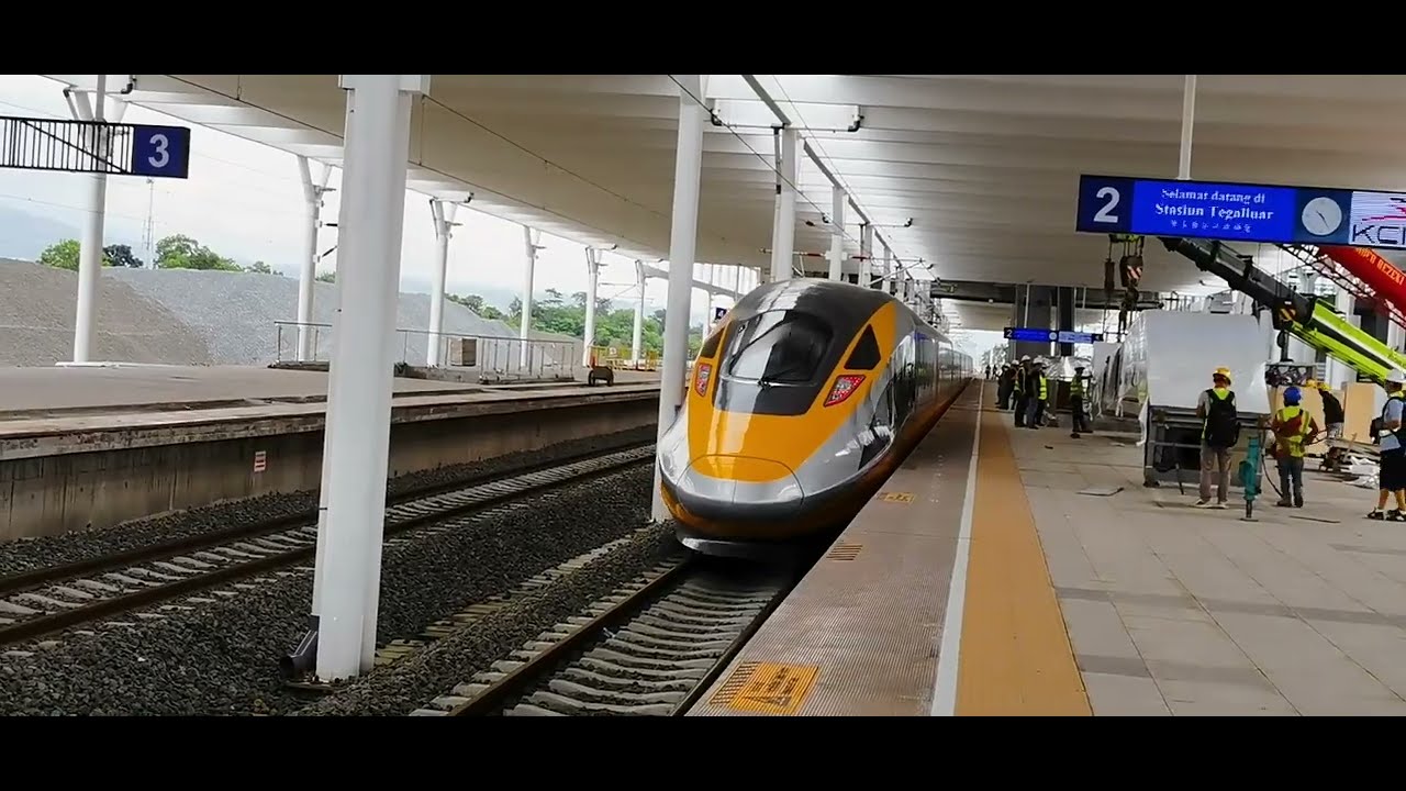 黄医生进站Kereta inspeksi komprehensif rel berkecepatan tinggi memasuki stasiun